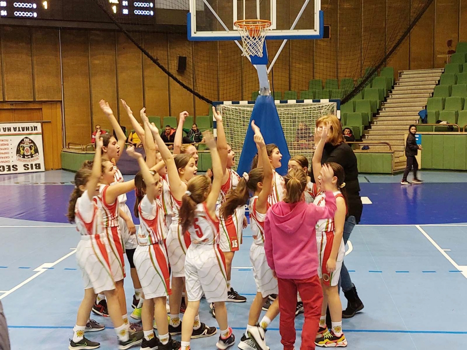 anita-Krusheva-ima-samo-edna-tsel---da-nauchi-detsata-da-igrayat-basketbol.-I-da-sa-istinski-sporstmeni.