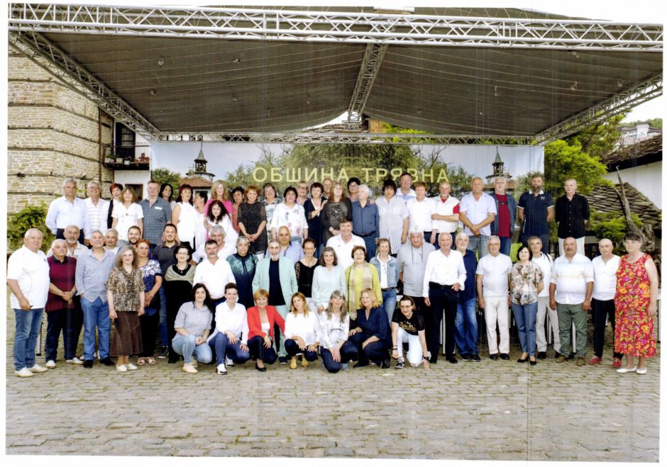 Snezhana-Mihailova-i-Georgi-Glushkov-sa-sred-tazi-mnogobroina-grupa-trevnenski-basketbolisti,-koito-na-29-yuni-2022-otbelyazaha-70-godini-na-basketbola-v-svoya-grad