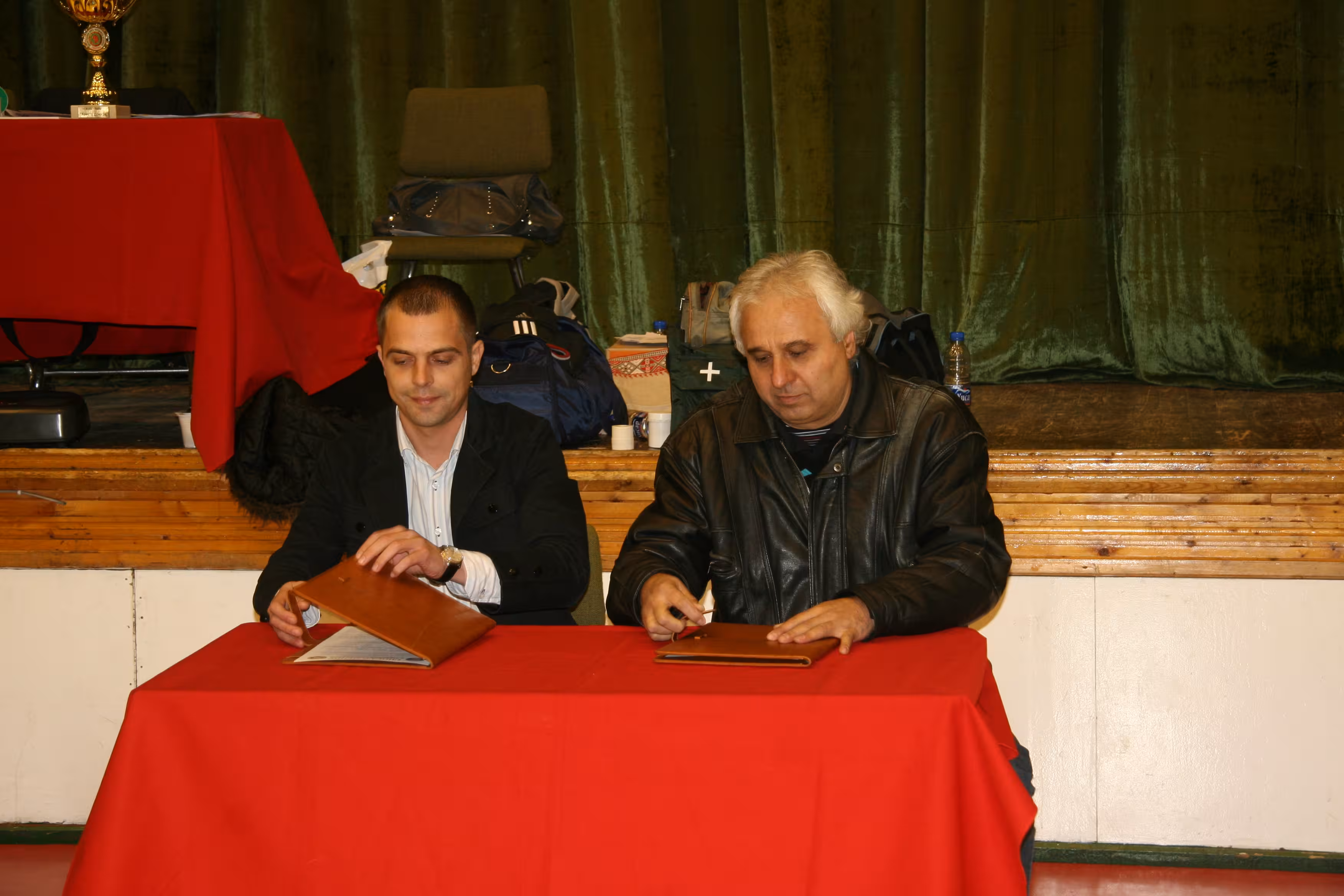 Radoslav-Penov,-vlyavo,-i-Ivan-Gospodinov-podpisvat-dogovora-za-s-trudnichestvo